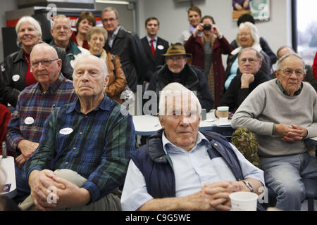 20. Dezember 2011 sehen - Mt. Pleasant, Iowa, USA - ältere Kunden republikanische Präsidentschaftskandidat Newt Gingrich sprechen mit seiner Frau Callista auf dem Hy-Vee-Markt in Iowa Caucuses gewinnen. (Kredit-Bild: © Patrick Fallon/ZUMAPRESS.com) Stockfoto