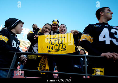 19. Dezember 2011 - San Francisco, Kalifornien, USA - Steelers Fans posieren vor dem NFL-Spiel zwischen der Pittsburgh Steelers und die San Francisco 49ers im Candlestick Park in San Francisco, Kalifornien.  Die 49ers schlagen die Steelers 20-3. (Kredit-Bild: © Matt Cohen/Southcreek/ZUMAPRESS.com) Stockfoto