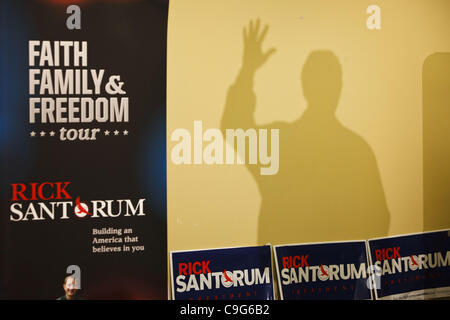 20. Dezember 2011 - Mt. Pleasant, Iowa, USA - der Schatten des republikanischen Präsidentschaftskandidaten Rick Santorum ziert eine Wand der Kampagne Beschilderung wie er während einer Kampagne Stop an der Mt. angenehme Public Library spricht, Unterstützung in Iowa Caucuses am Dienstag zu gewinnen. (Kredit-Bild: © Patrick Fallon/ZUMAPR Stockfoto