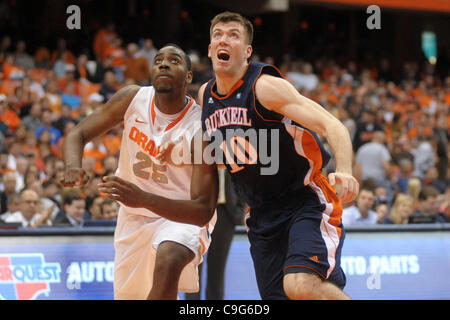 20. Dezember 2011 - Syracuse, New York, USA - Syracuse Orange vorwärts Rakeem Christmas (25) Schlachten Bucknell Bison weiterleiten Brian Fitzpatrick (10) für die Position in der Farbe während einer zweiten Hälfte Foul Schuss im Carrier Dome in Syracuse, NY. Top-platzierten Syrakus besiegt Bucknell 80-61 vor einer Menschenmenge Stockfoto