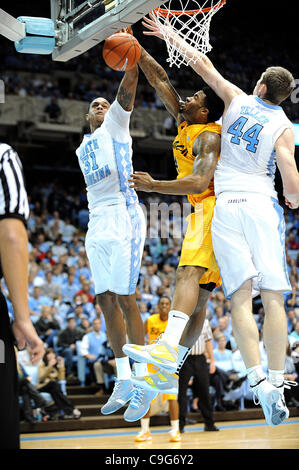 Dez. 10, 2011 - Chapel Hill, North Carolina; USA - North Carolina Tarheels (31) JOHN HENSON und (44) TYLER ZELLER-Versuch, ein Schuss wie den North Carolina Tar Heels zu blockieren die 49ers Long Beach State Park mit einem Endstand von 84 78 zu besiegen, da sie Mens bei Dean Smith Center Loc College-Basketball gespielt Stockfoto