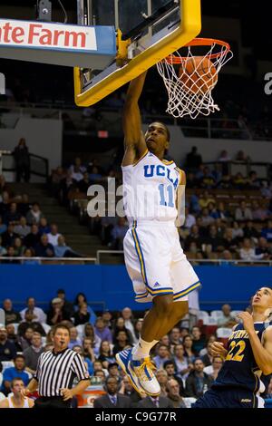 20. Dezember 2011 - Los Angeles, Kalifornien, USA - UCLA Bruins Lazeric Jones (11) bekommt einen abtrünnigen Dunk in zweiten Hälfte Aktion.  Die UCLA Bruins besiegen die UC Irvine Ameisenbären 89-60. (Bild Kredit: Josh Chapel/Southcreek/ZUMAPRESS.com ©) Stockfoto