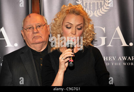 20 12 2011 MOSCOW. Russland. Michail GORBATSCHOW, vertrauliche Dokumentarfilm PREMIERE (Produktion - Arte France, Mille et Une Filme konzentrieren Bilder). Im Bild: Michail Gorbatschow, Kseniya Virganskaya Stockfoto