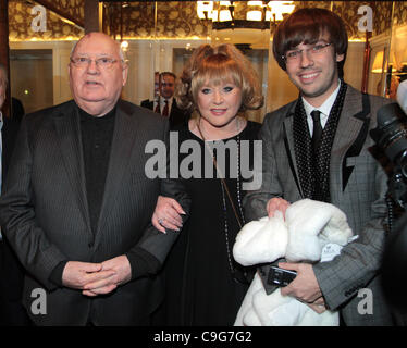 20 12 2011 MOSCOW. Russland. Michail GORBATSCHOW, vertrauliche Dokumentarfilm PREMIERE (Produktion - Arte France, Mille et Une Filme konzentrieren Bilder). Im Bild: Michail Gorbatschow, Alla Pugacheva Maksim Galkin Stockfoto