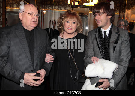 20 12 2011 MOSCOW. Russland. Michail GORBATSCHOW, vertrauliche Dokumentarfilm PREMIERE (Produktion - Arte France, Mille et Une Filme konzentrieren Bilder). Im Bild: Michail Gorbatschow, Alla Pugacheva Maksim Galkin Stockfoto