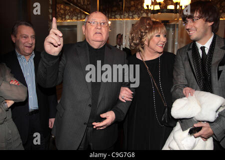 20 12 2011 MOSCOW. Russland. Michail GORBATSCHOW, vertrauliche Dokumentarfilm PREMIERE (Produktion - Arte France, Mille et Une Filme konzentrieren Bilder). Im Bild: Michail Gorbatschow, Alla Pugacheva Maksim Galkin Stockfoto