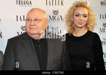 20 12 2011 MOSCOW. Russland. Michail GORBATSCHOW, vertrauliche Dokumentarfilm PREMIERE (Produktion - Arte France, Mille et Une Filme konzentrieren Bilder). Im Bild: Michail Gorbatschow, Kseniya Virganskaya Stockfoto