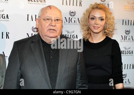 20 12 2011 MOSCOW. Russland. Michail GORBATSCHOW, vertrauliche Dokumentarfilm PREMIERE (Produktion - Arte France, Mille et Une Filme konzentrieren Bilder). Im Bild: Michail Gorbatschow, Kseniya Virganskaya Stockfoto