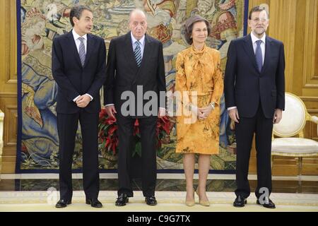 21. Dezember 2011 - Madrid, Spanien - Spaniens König Juan Carlos und Königin Sofia Jose Luis Rodriguez Zapatero kümmerte sich um die schworen in neuen konservativen Ministerpräsidenten Mariano Rajoy im Zarzuela-Palast in Madrid (Credit-Bild: © Jack Abuin/ZUMAPRESS.com) Stockfoto