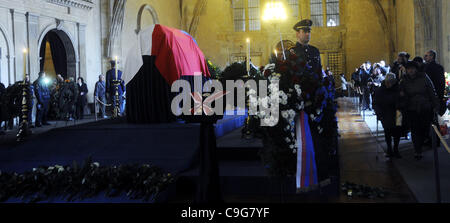 Menschen in der Vladislavsky Halle zu Ehren von den Sarg mit Überreste von Vaclav Havel, der erste Präsident der Tschechischen Republik und der letzte Präsident der Tschechoslowakei, in Vladislavsky Hall, Prager Burg in Prag am Mittwoch, 21. Dezember 2011. Havels Sarg erscheint auf der Prager Burg bis Stockfoto