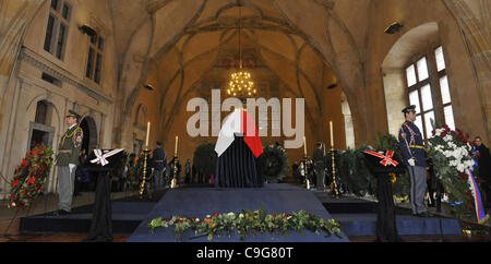 Menschen in der Vladislavsky Halle zu Ehren von den Sarg mit Überreste von Vaclav Havel, der erste Präsident der Tschechischen Republik und der letzte Präsident der Tschechoslowakei, in Vladislavsky Hall, Prager Burg in Prag am Mittwoch, 21. Dezember 2011. Havels Sarg erscheint auf der Prager Burg bis Stockfoto