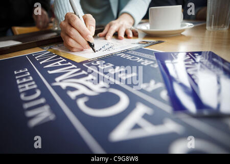 21. Dezember 2011 - Muscatine, Iowa, USA - republikanische Präsidentschaftskandidat MICHELLE BACHMANN unterschreibt ein Autogramm in Ellys Café während eines kurze Kampagne, Unterstützung in Iowa Caucus in Muscatine, Iowa zu gewinnen. (Kredit-Bild: © Patrick Fallon/ZUMAPRESS.com) Stockfoto