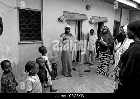 18. September 2010 - Kano, KANO, NIGERIA - Josephine Kamara, UNICEF-Beauftragter für soziale Mobilisierung für die Polio-Impfstoff Kampagne, rechts, schwarz, hört auf die Proteste einer Mutter, Mitte, wer hatte sich geweigert, die Polio-Impfstoff für ihre Kinder. . Religiöser Fanatismus und Fehlinformationen haben c Stockfoto