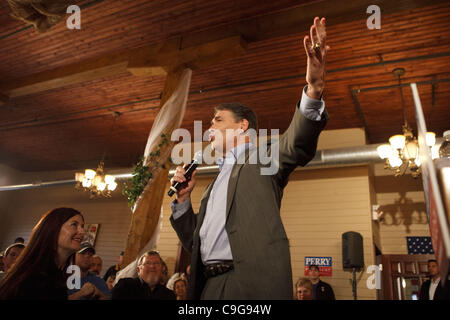 21. Dezember 2011 Kampagnen - Muscatine, Iowa, USA - republikanische Präsidentschaftskandidat Texas-Gouverneur Rick Perry in der Knopffabrik Restaurant, Unterstützung in Iowa Caucus in Muscatine, Iowa auf Mittwoch, 21. Dezember 2011 zu gewinnen. (Kredit-Bild: © Patrick Fallon/ZUMAPRESS.com) Stockfoto