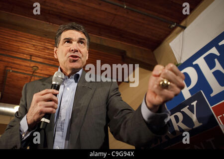 21. Dezember 2011 Kampagnen - Muscatine, Iowa, USA - republikanische Präsidentschaftskandidat Texas-Gouverneur Rick Perry in der Knopffabrik Restaurant, Unterstützung in Iowa Caucus in Muscatine, Iowa auf Mittwoch, 21. Dezember 2011 zu gewinnen. (Kredit-Bild: © Patrick Fallon/ZUMAPRESS.com) Stockfoto