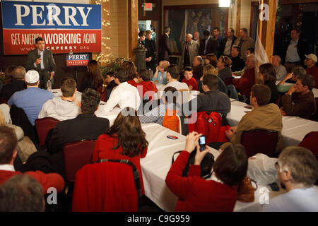 21. Dezember 2011 Kampagnen - Muscatine, Iowa, USA - republikanische Präsidentschaftskandidat Texas-Gouverneur Rick Perry in der Knopffabrik Restaurant, Unterstützung in Iowa Caucus in Muscatine, Iowa auf Mittwoch, 21. Dezember 2011 zu gewinnen. (Kredit-Bild: © Patrick Fallon/ZUMAPRESS.com) Stockfoto