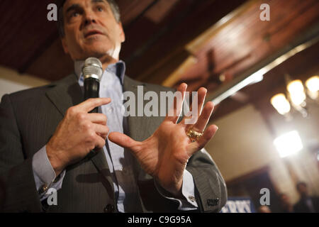 21. Dezember 2011 Kampagnen - Muscatine, Iowa, USA - republikanische Präsidentschaftskandidat Texas-Gouverneur Rick Perry in der Knopffabrik Restaurant, Unterstützung in Iowa Caucus in Muscatine, Iowa auf Mittwoch, 21. Dezember 2011 zu gewinnen. (Kredit-Bild: © Patrick Fallon/ZUMAPRESS.com) Stockfoto