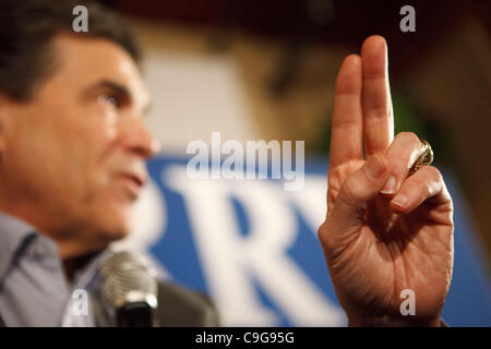 21. Dezember 2011 Kampagnen - Muscatine, Iowa, USA - republikanische Präsidentschaftskandidat Texas-Gouverneur Rick Perry in der Knopffabrik Restaurant, Unterstützung in Iowa Caucus in Muscatine, Iowa auf Mittwoch, 21. Dezember 2011 zu gewinnen. (Kredit-Bild: © Patrick Fallon/ZUMAPRESS.com) Stockfoto