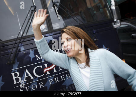 21. Dezember 2011 Wellen - Muscatine, Iowa, USA - republikanische Präsidentschaftskandidat MICHELLE BACHMANN, wie sie an Bord ihr Bus auf Ellys Coffee-Shop nach einem kurzen Kampagne Unterstützung in Iowa Caucuses am Mittwoch zu gewinnen steigt. (Kredit-Bild: © Patrick Fallon/ZUMAPRESS.com) Stockfoto