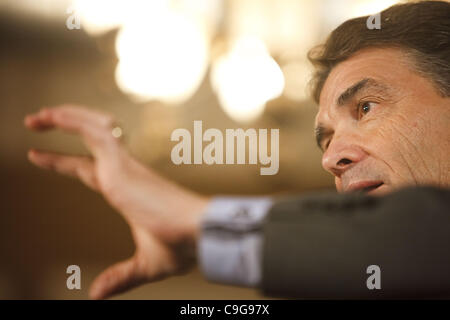 21. Dezember 2011 Kampagnen - Muscatine, Iowa, USA - republikanische Präsidentschaftskandidat Texas-Gouverneur RICK PERRY in der Knopffabrik Restaurant, Unterstützung in Iowa Caucuses am Mittwoch zu gewinnen. (Kredit-Bild: © Patrick Fallon/ZUMAPRESS.com) Stockfoto