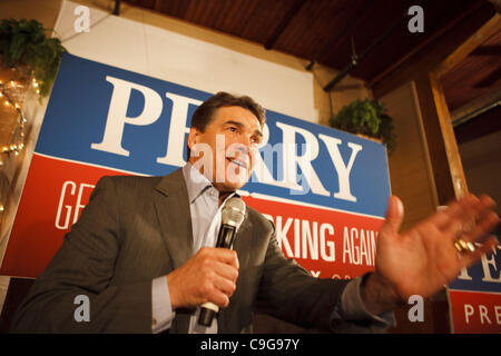 21. Dezember 2011 Kampagnen - Muscatine, Iowa, USA - republikanische Präsidentschaftskandidat Texas-Gouverneur RICK PERRY in der Knopffabrik Restaurant in Iowa Caucuses gewinnen. (Kredit-Bild: © Patrick Fallon/ZUMAPRESS.com) Stockfoto