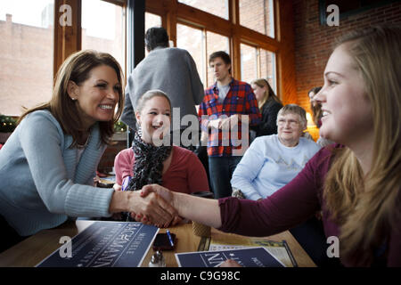 21. Dezember 2011 - Muscatine, Iowa, USA - republikanische Präsidentschaftskandidat MICHELLE BACHMANN schüttelt Hände mit Kunden in Ellys Café während eines kurze Kampagne, Unterstützung in Iowa Caucuses zu gewinnen. (Kredit-Bild: © Patrick Fallon/ZUMAPRESS.com) Stockfoto