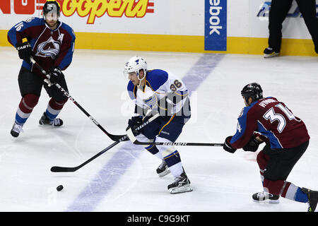 21. Dezember 2011 - Denver, Colorado, USA - St. Louis Blues rechten Flügel Matt D'Agostini (36) bricht die Verteidigung der Colorado Avalanche Linksaußen Daniel Winnik (34) und Colorado Avalanche center Jay McClement (16) in der dritten Periode. Die Avalanche gewann 3-2. Der Colorado Avalanche veranstaltet die St. L Stockfoto