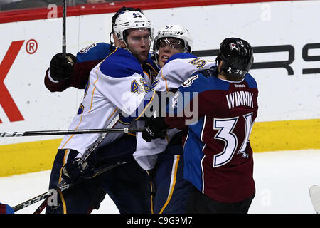 21. Dezember 2011 - Denver, Colorado, USA - St. Louis Blues links Flügel David Perron (57) Raufereien mit Colorado Avalanche Linksaußen Daniel Winnik (34) in der dritten Periode. Die Avalanche gewann 3-2. Der Colorado Avalanche veranstaltet die St. Louis Blues im Pepsi Center in Denver, CO. (Credit-Bild: Stockfoto