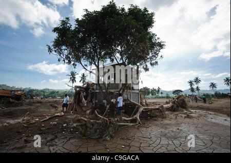 CAGAYAN DE ORO, PHILIPPINEN, 22.12.2011. Ein Haus nach wie vor eines der am schwersten betroffenen Gebieten stehen. Washi Taifun auf den Philippinen hat mehr als 1000 Menschen getötet und Zehntausende obdachlos zu verlassen. Stockfoto