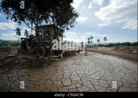 CAGAYAN DE ORO, PHILIPPINEN, 22.12.2011. Ein Haus nach wie vor eines der am schwersten betroffenen Gebieten stehen. Washi Taifun auf den Philippinen hat mehr als 1000 Menschen getötet und Zehntausende obdachlos zu verlassen. Stockfoto