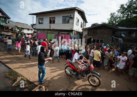 CAGAYAN DE ORO, PHILIPPINEN, 22.12.2011. Menschen in der Schlange für Spenden, vor allem Wasser und Reis. Washi Taifun auf den Philippinen hat mehr als 1000 Menschen getötet und Zehntausende obdachlos zu verlassen. Stockfoto