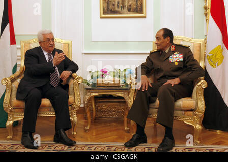 Feldmarschall Mohamed Hussein Tantawi, der Leiter der ägyptischen herrschenden Obersten Rat der Streitkräfte (SCAF), trifft den palästinensischen Präsidenten Mahmoud Abbas (L) an das Verteidigungsministerium in Kairo 22. Dezember 2011. REUTERS/Mohamed Abd El-Ghany/POOL (Ägypten - Tags: Politik) Stockfoto