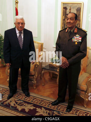 Feldmarschall Mohamed Hussein Tantawi, der Leiter der ägyptischen herrschenden Obersten Rat der Streitkräfte (SCAF), trifft den palästinensischen Präsidenten Mahmoud Abbas (L) an das Verteidigungsministerium in Kairo 22. Dezember 2011. REUTERS/Mohamed Abd El-Ghany/POOL (Ägypten - Tags: Politik) Stockfoto