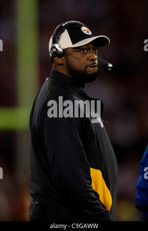 19. Dezember 2011 - San Francisco, Kalifornien, USA - Steelers Cheftrainer Mike Tomlin während der NFL-Spiel zwischen der Pittsburgh Steelers und die San Francisco 49ers im Candlestick Park in San Francisco, Kalifornien.  Die 49ers schlagen die Steelers 20-3. (Kredit-Bild: © Matt Cohen/Southcreek/ZUMAPRESS.com) Stockfoto