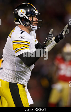 19. Dezember 2011 - San Francisco, Kalifornien, US - Steelers-Quarterback Ben Roethlisberger (7) ruft ein akustisches während der NFL-Spiel zwischen der Pittsburgh Steelers und die San Francisco 49ers im Candlestick Park in San Francisco, Kalifornien.  Die 49ers schlagen die Steelers 20-3. (Kredit-Bild: © Matt Cohen/Süd Stockfoto
