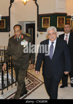 22. Dezember 2011 - Kairo, Kairo, Ägypten - Feldmarschall Mohamed Hussein Tantawi, der Kopf der ägyptischen herrschenden Obersten Rat der Streitkräfte (SCAF), palästinensische Präsident Mahmoud Abbas (L) an das Verteidigungsministerium in Cairo Dezember trifft. 22, 2011. Foto von Thaer Ganaim (Kredit-Bild: © Thaer Ganaim Stockfoto