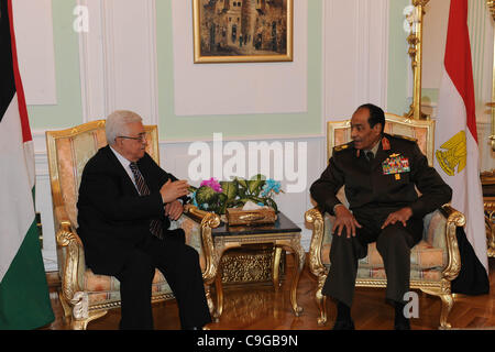 22. Dezember 2011 - Kairo, Kairo, Ägypten - Feldmarschall Mohamed Hussein Tantawi, der Kopf der ägyptischen herrschenden Obersten Rat der Streitkräfte (SCAF), palästinensische Präsident Mahmoud Abbas (L) an das Verteidigungsministerium in Cairo Dezember trifft. 22, 2011. Foto von Thaer Ganaim (Kredit-Bild: © Thaer Ganaim Stockfoto