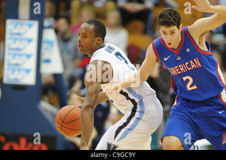 22. Dezember 2011 - Villanova, Pennsylvania, USA - In einem Spiel im The Pavilion in Villanova, Pennsylvania. Villanova Wildcats bewachen Maalik Wayns (2) mit dem Ball von American University Eagles Guard Daniel Munoz (2) bewacht. Villanova Niederlagen American mit einem Score von 73-52. (Kredit-Bild: © Mik Stockfoto