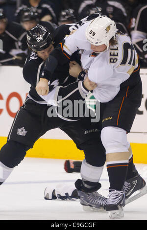 22. Dezember 2011 - Los Angeles, Kalifornien, USA - The Anaheim Ducks und LA Kings sind gebundene 0-0 nach der ersten Periode. (Bild Kredit: Josh Chapel/Southcreek/ZUMAPRESS.com ©) Stockfoto