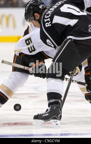 22. Dezember 2011 - Los Angeles, Kalifornien, USA - LA Kings Mike Richards (10) hatte ein Ziel am Abend.  Die LA Kings besiegen die Anaheim Ducks 3: 2 in der Overtime. (Bild Kredit: Josh Chapel/Southcreek/ZUMAPRESS.com ©) Stockfoto