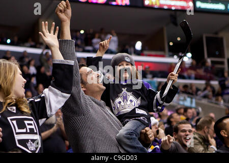 22. Dezember 2011 - Los Angeles, Kalifornien, USA - LA Kings Fans jubeln einen spannenden Sieg.  Die LA Kings besiegen die Anaheim Ducks 3: 2 bei einem Schusswechsel. (Bild Kredit: Josh Chapel/Southcreek/ZUMAPRESS.com ©) Stockfoto