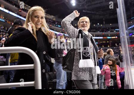 22. Dezember 2011 - Los Angeles, Kalifornien, USA - LA Kings Fans jubeln einen spannenden Sieg.  Die LA Kings besiegen die Anaheim Ducks 3: 2 bei einem Schusswechsel. (Bild Kredit: Josh Chapel/Southcreek/ZUMAPRESS.com ©) Stockfoto