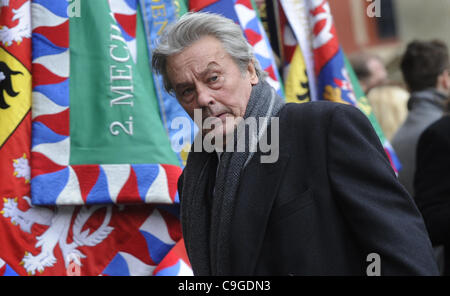 Französischer Schauspieler Alain Delon kommt in der St. Vitus Cathedral auf der Prager Burg am Staatsbegräbnis des ehemaligen tschechischen und tschechoslowakischen Präsidenten Vaclav Havel am Freitag, 23. Dezember 2011 zu besuchen. (CTK Foto/Vit Simanek) Stockfoto