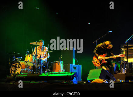 15. April 2011 - Indio, Kalifornien; USA - Gitarrist DAN AUERBACH und PATRICK CARNEY der Schlagzeuger der Band The Black Keys tritt bei Coachella Music & Arts Festival 2011, die das Empire Polofeld stattfand.  Das dreitägige Festival zieht Tausende von Fans zu sehen, eine Vielzahl von Künstler o Stockfoto