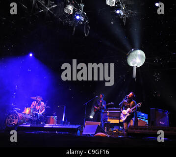 15. April 2011 - Indio, Kalifornien; USA - Gitarrist DAN AUERBACH und PATRICK CARNEY der Schlagzeuger der Band The Black Keys tritt bei Coachella Music & Arts Festival 2011, die das Empire Polofeld stattfand.  Das dreitägige Festival zieht Tausende von Fans zu sehen, eine Vielzahl von Künstler o Stockfoto