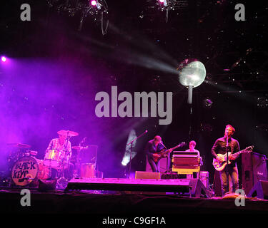 15. April 2011 - Indio, Kalifornien; USA - Gitarrist DAN AUERBACH und PATRICK CARNEY der Schlagzeuger der Band The Black Keys tritt bei Coachella Music & Arts Festival 2011, die das Empire Polofeld stattfand.  Das dreitägige Festival zieht Tausende von Fans zu sehen, eine Vielzahl von Künstler o Stockfoto