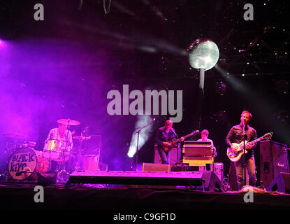 15. April 2011 - Indio, Kalifornien; USA - Gitarrist DAN AUERBACH und PATRICK CARNEY der Schlagzeuger der Band The Black Keys tritt bei Coachella Music & Arts Festival 2011, die das Empire Polofeld stattfand.  Das dreitägige Festival zieht Tausende von Fans zu sehen, eine Vielzahl von Künstler o Stockfoto