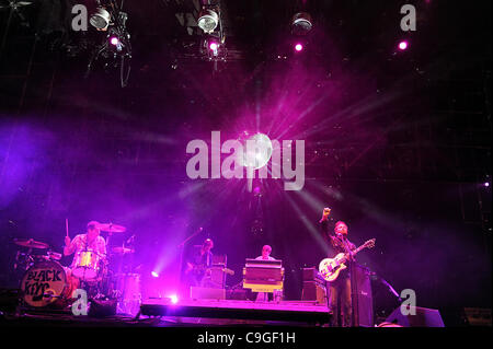 15. April 2011 - Indio, Kalifornien; USA - Gitarrist DAN AUERBACH und PATRICK CARNEY der Schlagzeuger der Band The Black Keys tritt bei Coachella Music & Arts Festival 2011, die das Empire Polofeld stattfand.  Das dreitägige Festival zieht Tausende von Fans zu sehen, eine Vielzahl von Künstler o Stockfoto