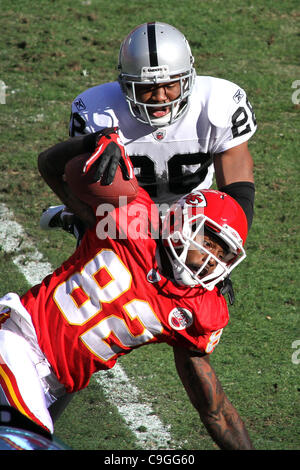 24. Dezember 2011 - Kansas City, Missouri, Vereinigte Staaten von Amerika - Oakland Raiders Cornerback Stanford Routt (26) schiebt Kansas City Chiefs Wide Receiver Dwayne Bowe (82) out of Bounds während der ersten Hälfte Aktion. Die Chefs sind mit den Raiders 3-3 Ingame Arrowhead Stadium gebunden. (Bild Kredit: Stockfoto