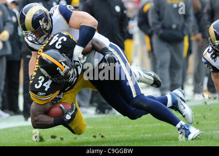 24. Dezember 2011 - Pittsburgh, Pennsylvania, USA - St. Louis Rams außerhalb Linebacker BRADY POPPINGA (51) hält die positive Verstärkung durch die Pittsburgh Steelers Runningback RASHARD MENDENHALL (34) im ersten Quartal bei Heinz Field. (Kredit-Bild: © Dean Beattie/Southcreek/ZUMAPRESS.com) Stockfoto